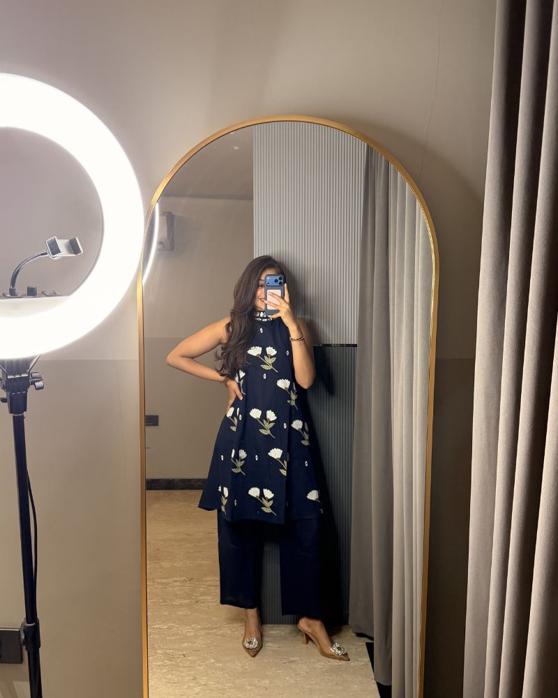 Blue Sleeveless Hand Painted Kurti Set