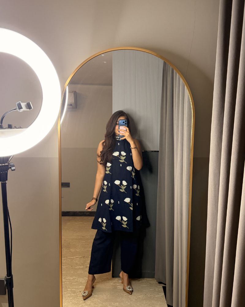Blue Sleeveless Hand Painted Kurti Set