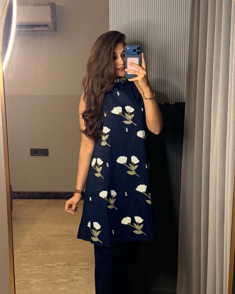 Blue Sleeveless Hand Painted Kurti Set